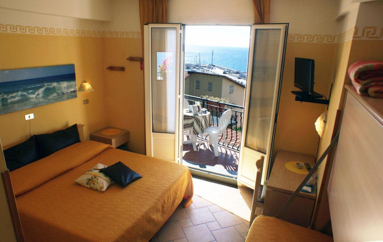 Albergo La Pineta Marina dʼMarina dʼAndora エクステリア 写真