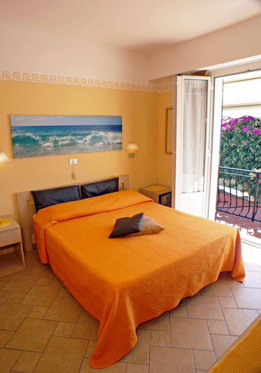 Albergo La Pineta Marina dʼMarina dʼAndora エクステリア 写真