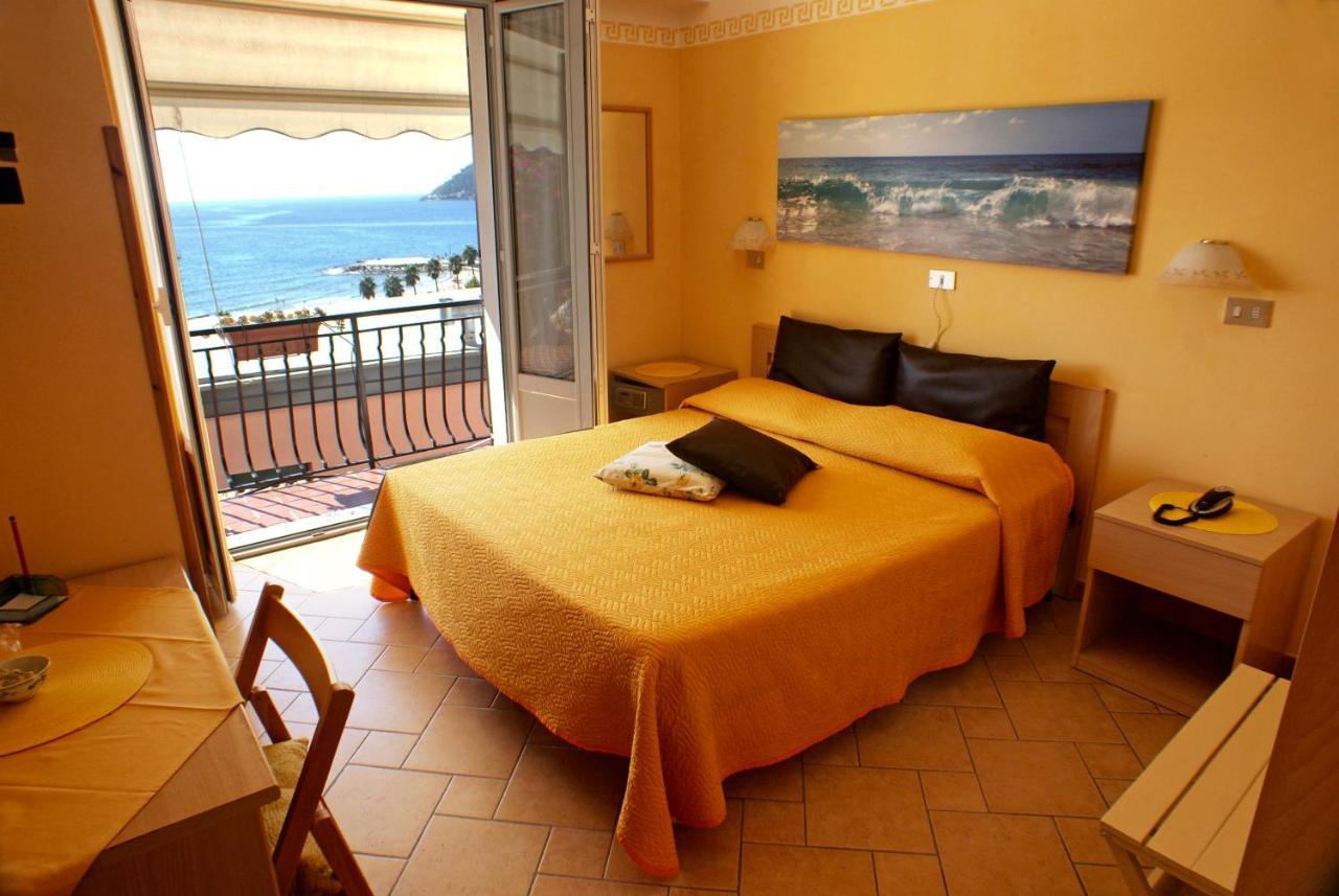 Albergo La Pineta Marina dʼMarina dʼAndora エクステリア 写真