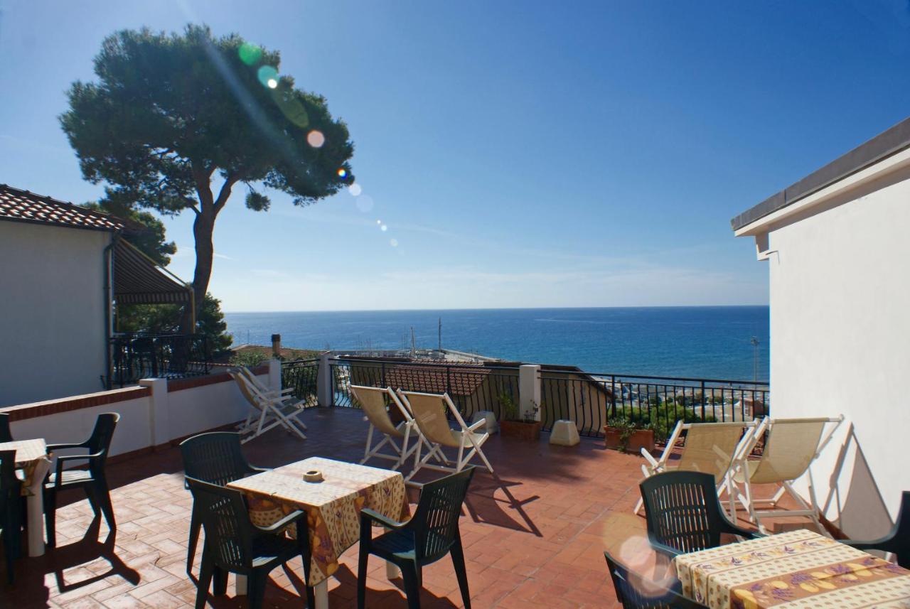 Albergo La Pineta Marina dʼMarina dʼAndora エクステリア 写真